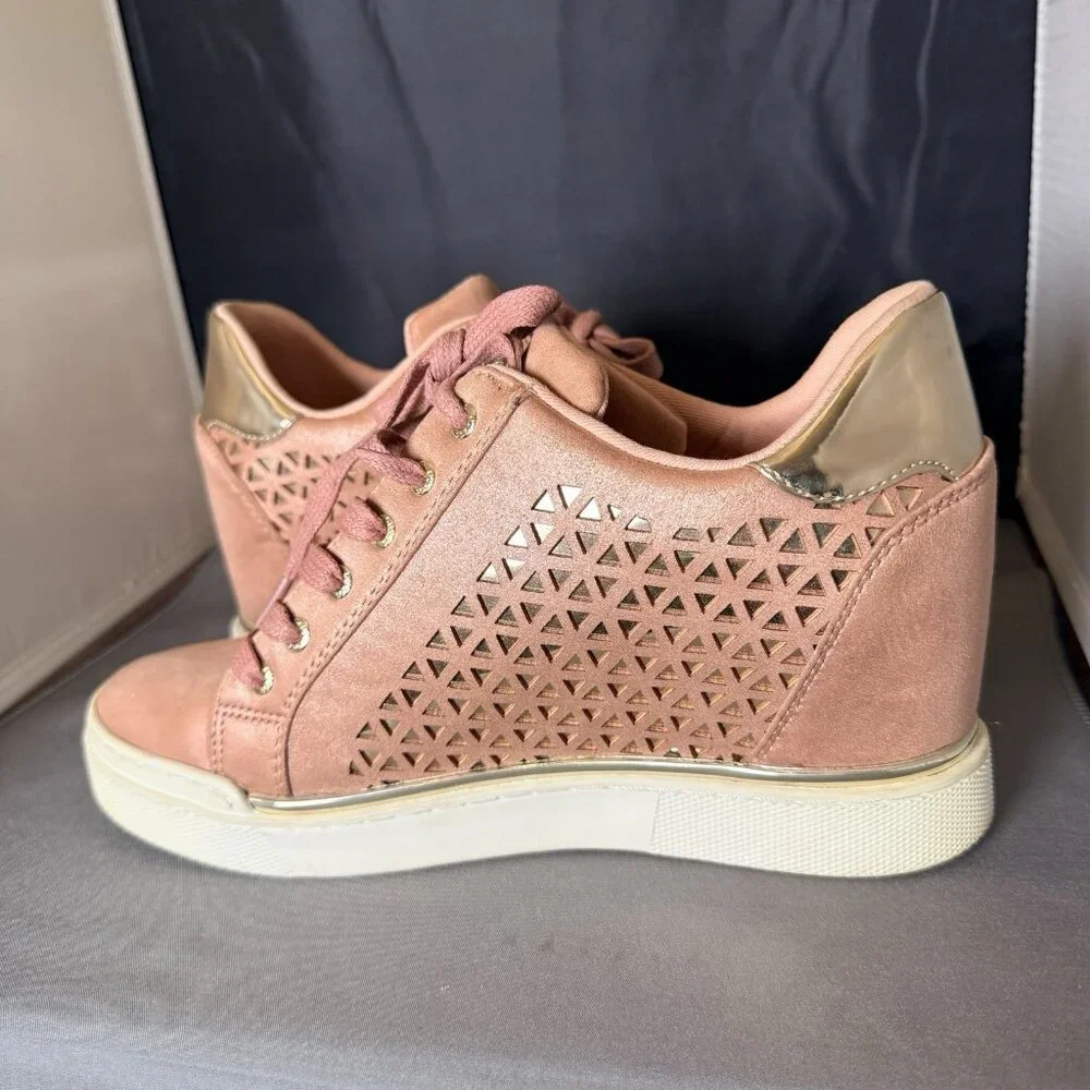 GUESS Women's Size 9.5 FLOWURS7 Pink Rose Gold Hidden Wedge Sneakers - Picture 2 of 5